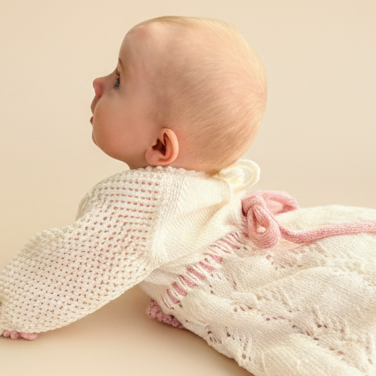 Dåpskjole i 100% merinoull. Strikkepakke. Strikkeoppskrift til baby. Strikkeoppskrift dåpskjole med hullrad til silkebånd.