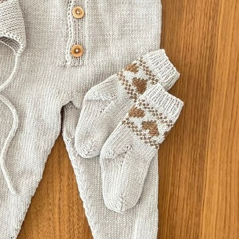 Sokker til baby og småbarn som er enkle å strikke. Sokker med hjertemønster. Nybegynnervennlig strikkeoppskrift.