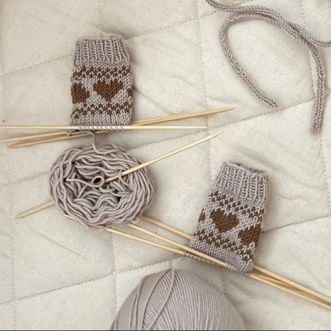 Strikke sokker baby og småbarn. Enkelt mønster med hjerter. Fargemønster nybegynnervennlig. Strikk sokker 0-4 år.