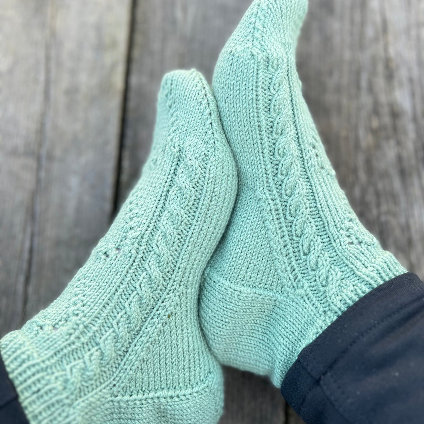 Mammas hjertesokker, strikkepakke. Flettemønster og hullmønster. Bilde av detaljene.