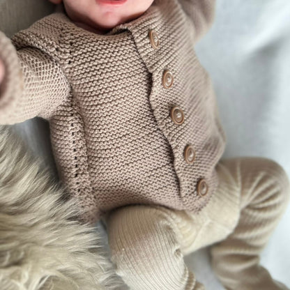 Strikke nydelig jakke til nyfødt. Strikke til baby. Nybegynnervennlig babystrikk.