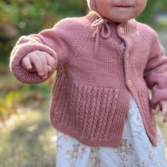 strikke kløfrie klær til baby og barn med fine detaljer 0-3 år. 100% merinoull, oppskrift som pdf.