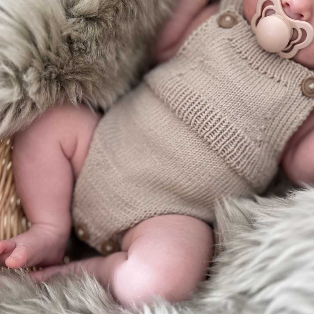 Klassisk romper detaljer foran på baby – selebukse baby strikkeoppskrift, digital oppskrift PDF