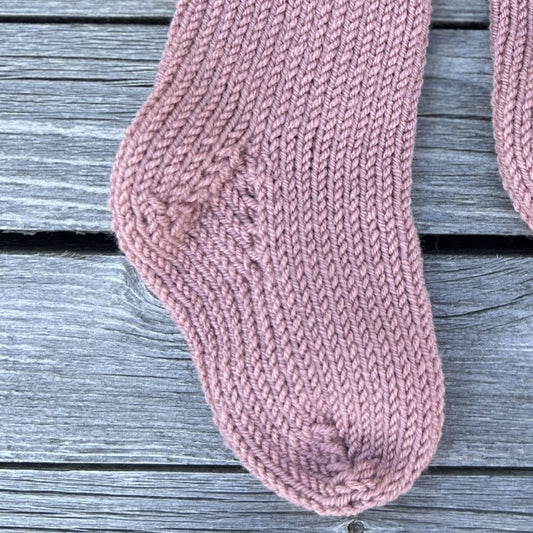 Detaljer på hæl og tå på Vesleskattens første ullsokker – strikkepakke babysokker i 100% kløfri merinoull. Nybegynnervennlige sokker uten mønster som alle kan klare å strikke. Størrelser 0–4 år.