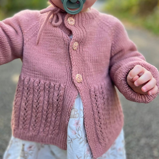 strikke jakke uten german shortrows til baby og barn 0-3 år, kløfri, 100% merinoull, strikkeoppskrift som pdf.
