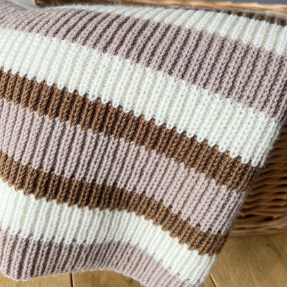 Detaljer på halvpatentmønster i Vesleskattens yndlingspledd – babypledd i 100% kløfri merinoull. Nybegynnervennlig strikkepakke babyteppe og vognteppe, lett å strikke. Perfekt som teppe til hentesett eller babyens første teppe.