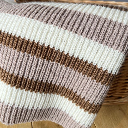 Detaljer på halvpatentmønster i Vesleskattens yndlingspledd – babypledd i 100% kløfri merinoull. Nybegynnervennlig strikkepakke babyteppe og vognteppe, lett å strikke. Perfekt som teppe til hentesett eller babyens første teppe.