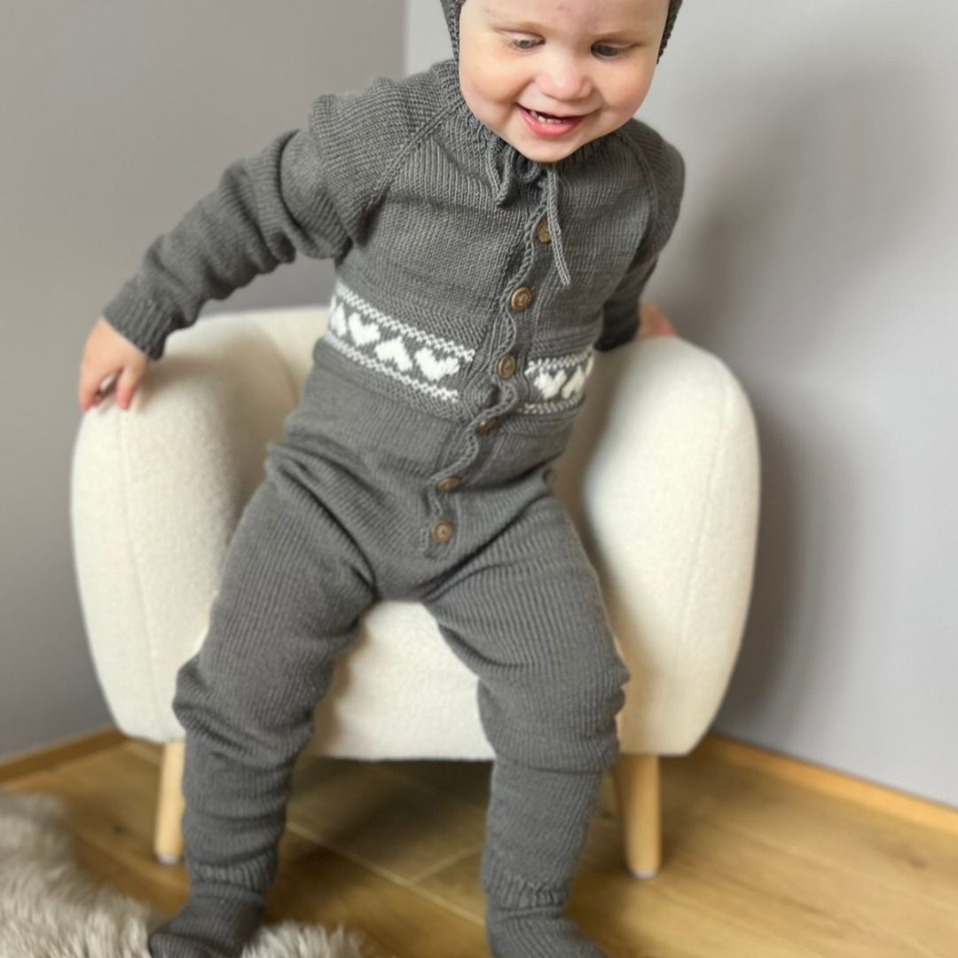 Strikkeoppskrift dress i merinoull 0-4 år. Strikkeoppskrift. Strikk ulldress til barnehagebarn.