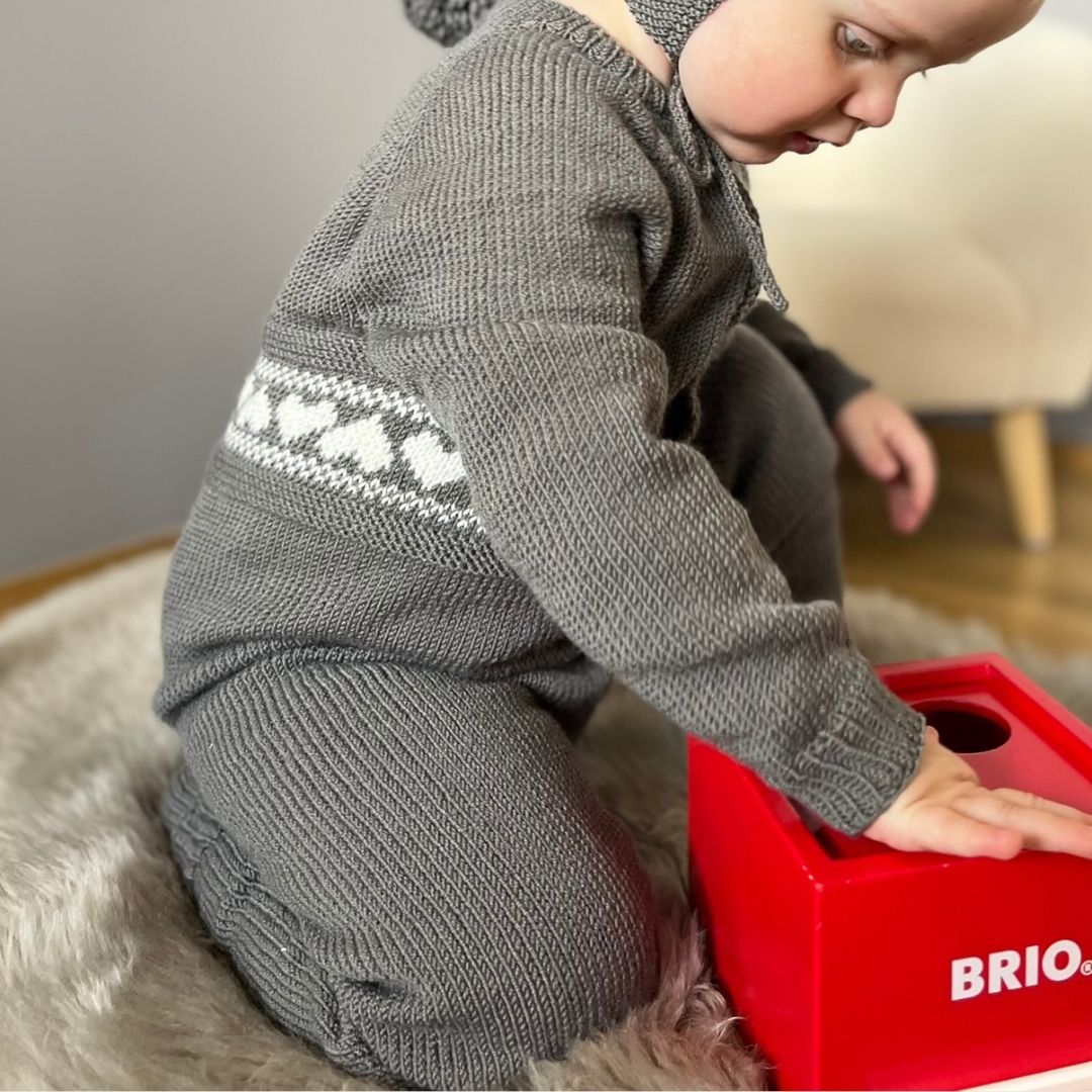 Strikke dress med hjertemønster til baby og småbarn. Strikke til barnehagebarn.