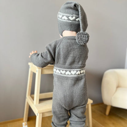 julekalender for strikkere, strikkeoppskrift som julekalender. strikk dress og lue og sokker til baby og barn.
