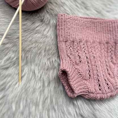 Detaljer på kant rundt lår på Vesleskattens eventyrbloomer – bloomer i 100% kløfri merinoull som kan brukes rett på huden. Strikkepakke nyfødtstrikk, størrelser 0–1 år.