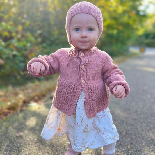 strikke jakke og lue med hullmønster til baby og barn, jakke uten german shortows, strikkeoppskrift som pdf.