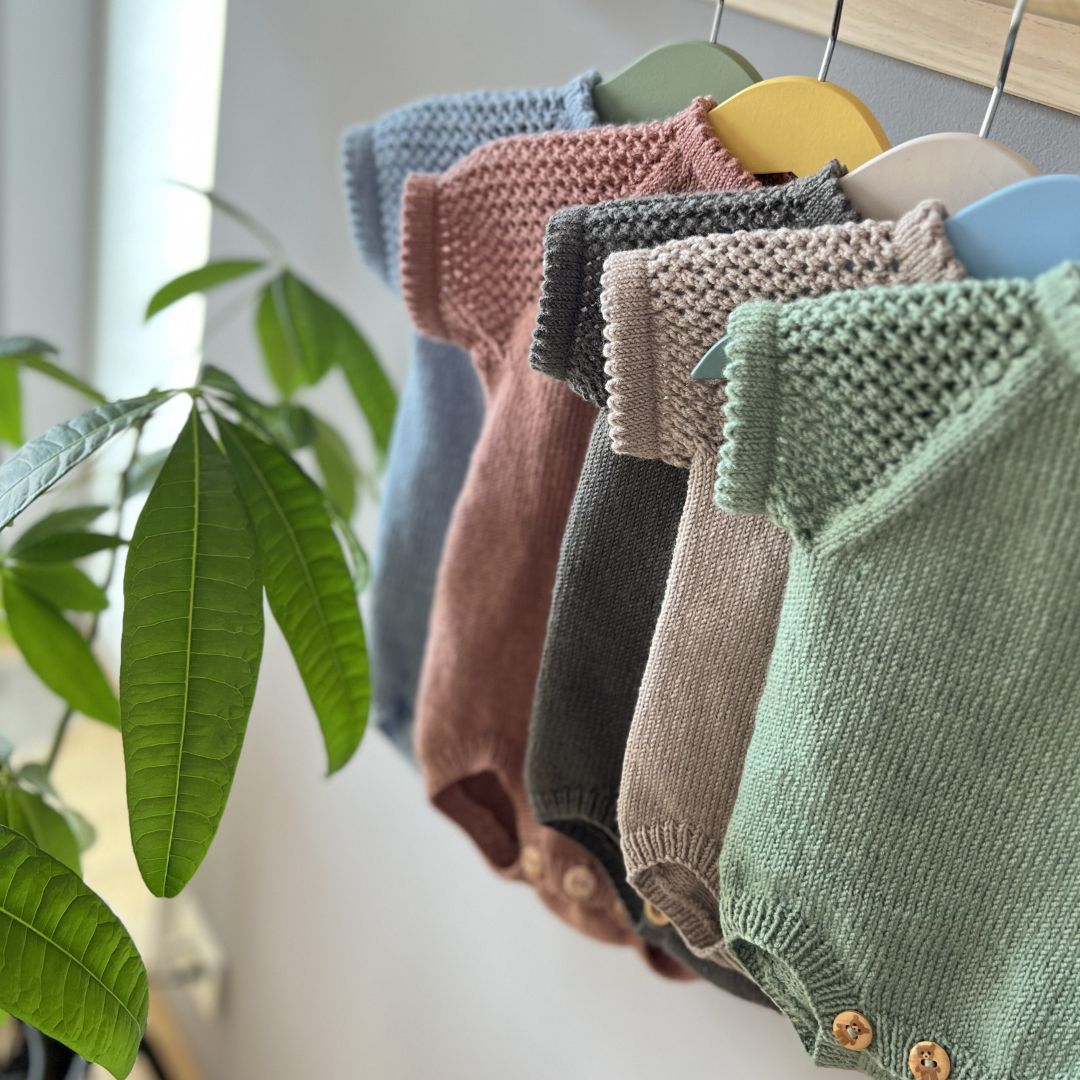 Flere sommerbodyer på hengere – strikkeoppskrift sommerklær baby, digital oppskrift PDF