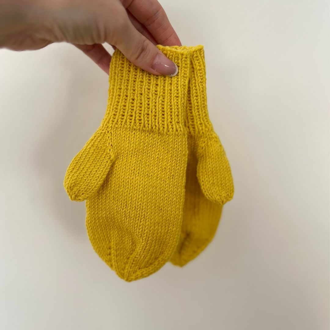 votter du kan strikke i soft merino gul, nybegynnervennlig strikkeoppskrift baby og barn