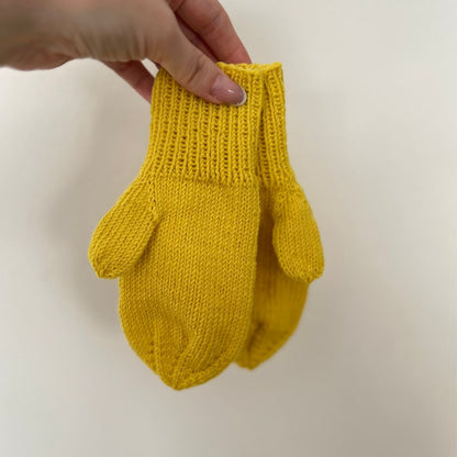 votter du kan strikke i soft merino gul, nybegynnervennlig strikkeoppskrift baby og barn