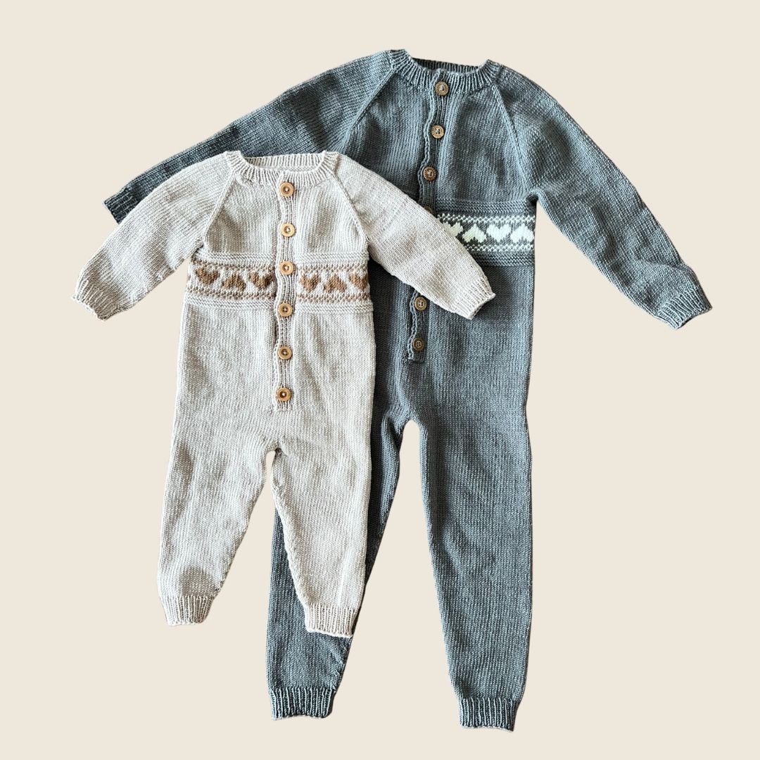 Strikk ulldress i 100% merioull til baby og småbarn 0-4 år. Strikkeoppskrift med fargemønster til små.