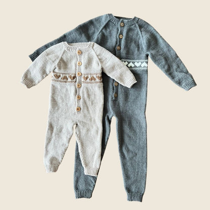 Strikk ulldress i 100% merioull til baby og småbarn 0-4 år. Strikkeoppskrift med fargemønster til små.