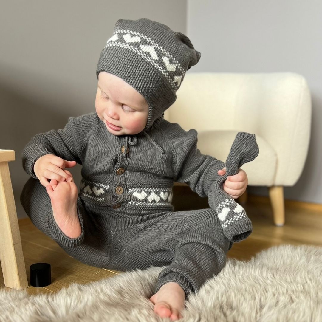 strikk lue og sokker og dress til baby og barn fra 0 til  4 år