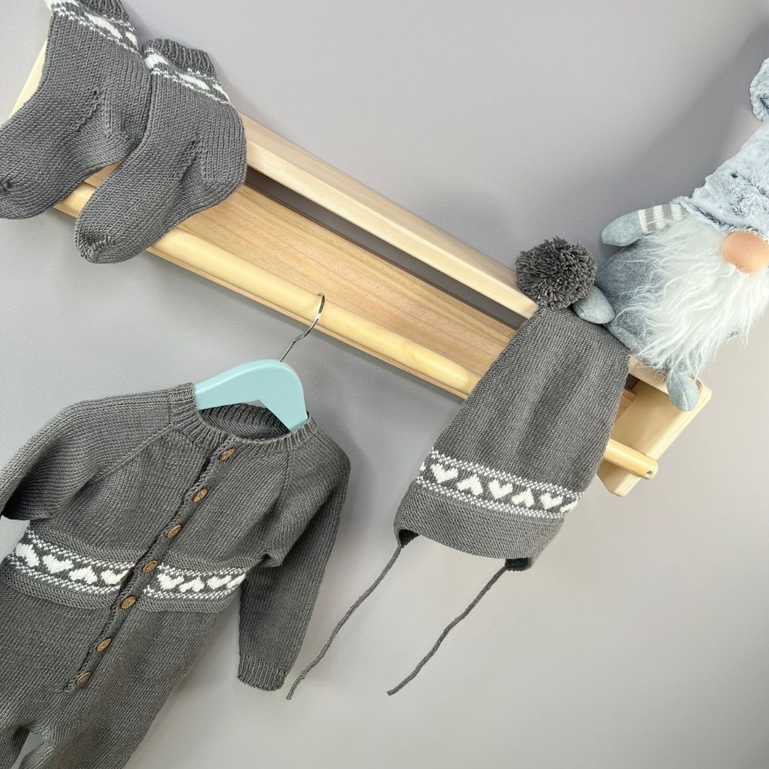 strikk dress, sokker og langlue, nisselue til baby og barn