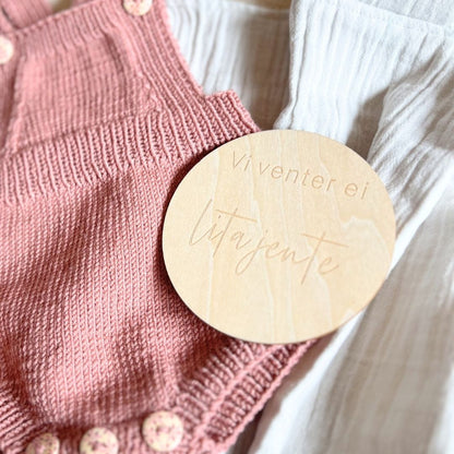 Klassisk romper i dus rose nærbilde – strikkeoppskrift romper baby, PDF oppskrift uten garn