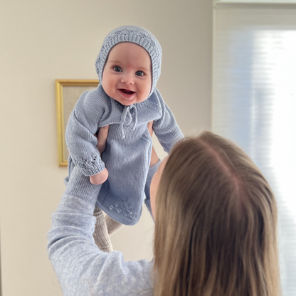 Strikkepakke kyse baby og barn. Strikke lue til baby. Lyseblå lue til baby. Strikk merinoull.