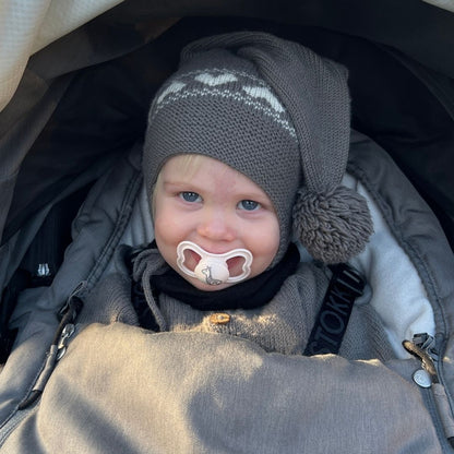 Langlue strikkeoppskrift til baby og barn. Strikk nisselue til baby. Strikk nisselue til barn. 0-4 år.