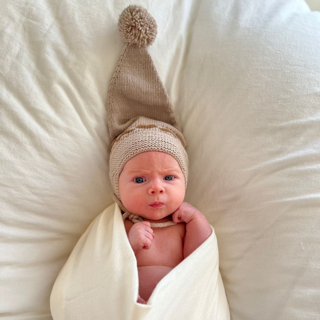 Langlue, nisselue, lang lue med dusk. Strikkeoppskrift til baby og barn 0-4 år. 100% merinoull.