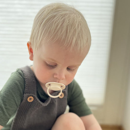 barn med LOVI-smokk, silikonsmokk til baby og barn utarbeidet av logoped, smokk som ikke skader tennene