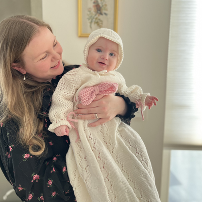 Nydelig dåpskjole fra Vesleskatten. Strikkepakke med deilig merinoull. Strikk bånd til dåpskjolen selv.