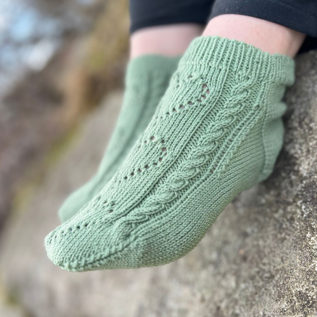 Mammas hjertesokker – strikkepakke ankelsokker til voksen kvinne i 100% kløfri merinoull. Nydelig hullmønster som former hjerter og flettemønster. Perfekt gavetips til å strikke til mamma, venninne eller dame du er glad i.