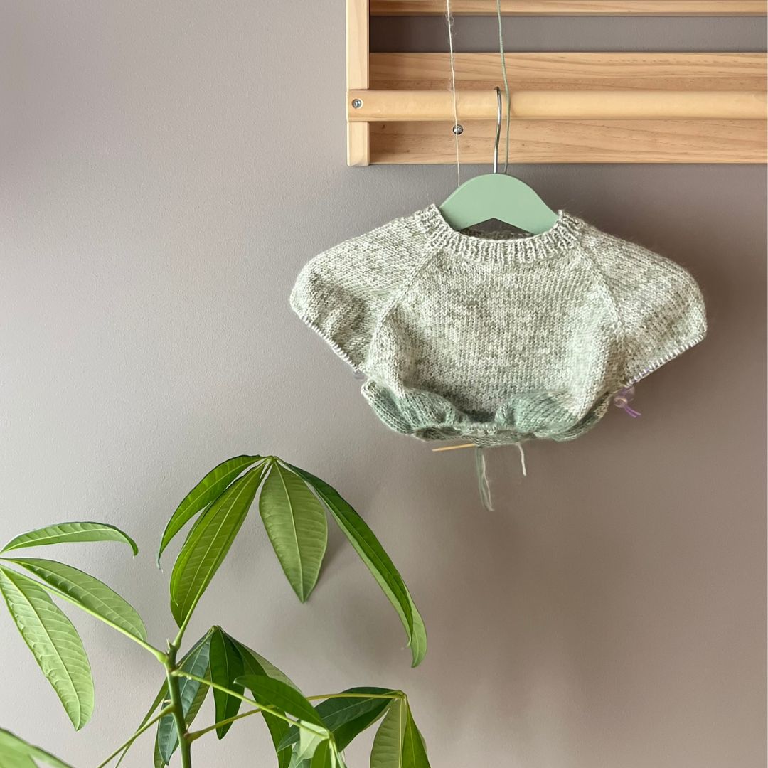 Mohairgenser til barn 1-6 år. Tynn kidsilk erle og soft merino. Myk og varm strikkegenser. Kjøp oppskrift.