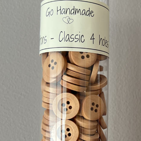 Classic knapper i tre fra Go Handmade. 4 hull. 15 mm Passer til babystrikk. Slitesterke knapper.