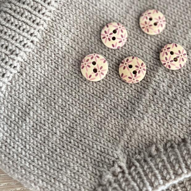 Rosa blomst på treknapp. Knapper som selges enkeltvis fra Go Handmade. Treknapper til strikkeplagg. Treknapper med to hull som er 15 mm diameter.