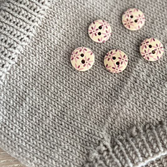 Rosa blomst på treknapp. Knapper som selges enkeltvis fra Go Handmade. Treknapper til strikkeplagg. Treknapper med to hull som er 15 mm diameter.