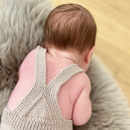 Nærbilde bakside klassisk romper på baby – babystrikk romper, strikkeoppskrift uten garn