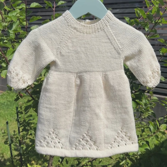 Vesleskattens søte kjole. Strikkepakke. Hentesett til baby og småbarn. Strikk hentesett, babykjole.