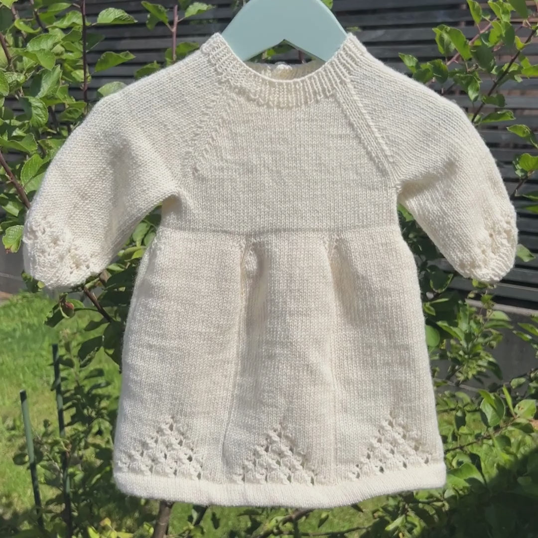 Vesleskattens søte kjole. Strikkepakke. Hentesett til baby og småbarn. Strikk hentesett, babykjole.