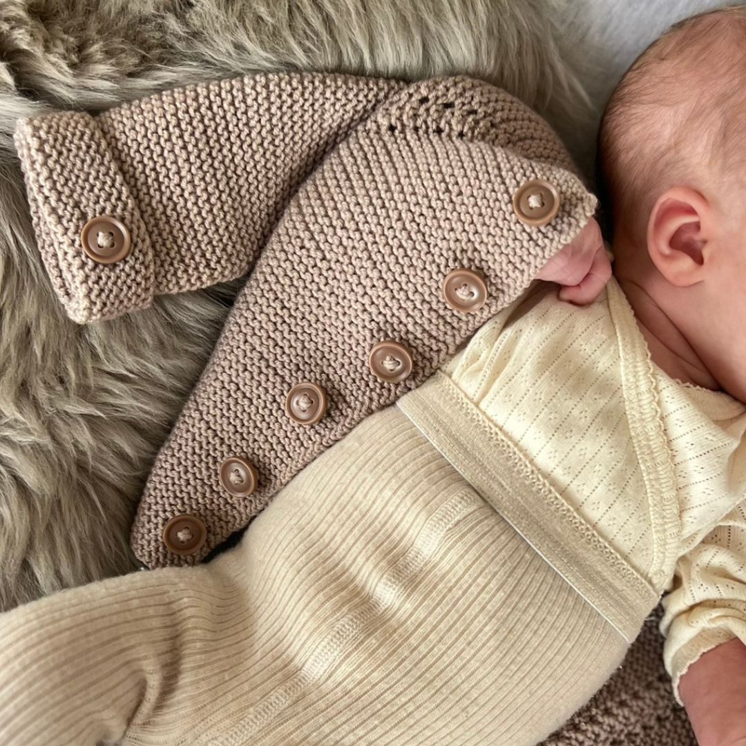 Vakker strikkejakke til baby og barn. Strikke jakke til de minste. Lett å strikke. Nybegynnervennlig. Merinoull.