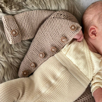Vakker strikkejakke til baby og barn. Strikke jakke til de minste. Lett å strikke. Nybegynnervennlig. Merinoull.