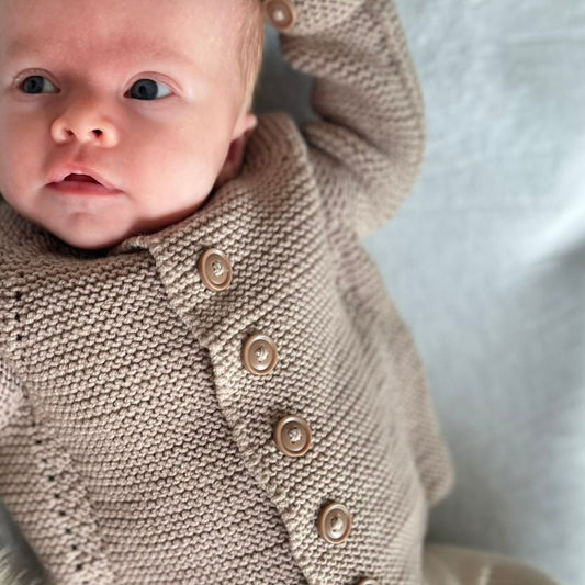 strikke til baby i 100% merinoull, enkel å strikke. Jordfarget babystrikk. Kjøp strikkeoppskrift på nett.
