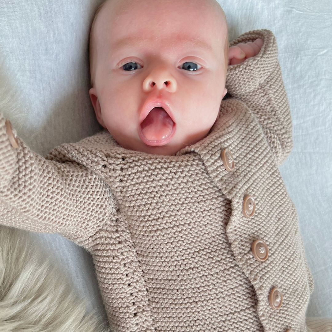 Strikke riller og hullmønster til baby. Lett å strikke. Vakker jakke til baby og barn.