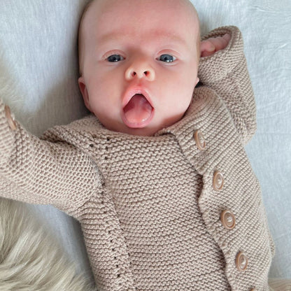 Strikke riller og hullmønster til baby. Lett å strikke. Vakker jakke til baby og barn.
