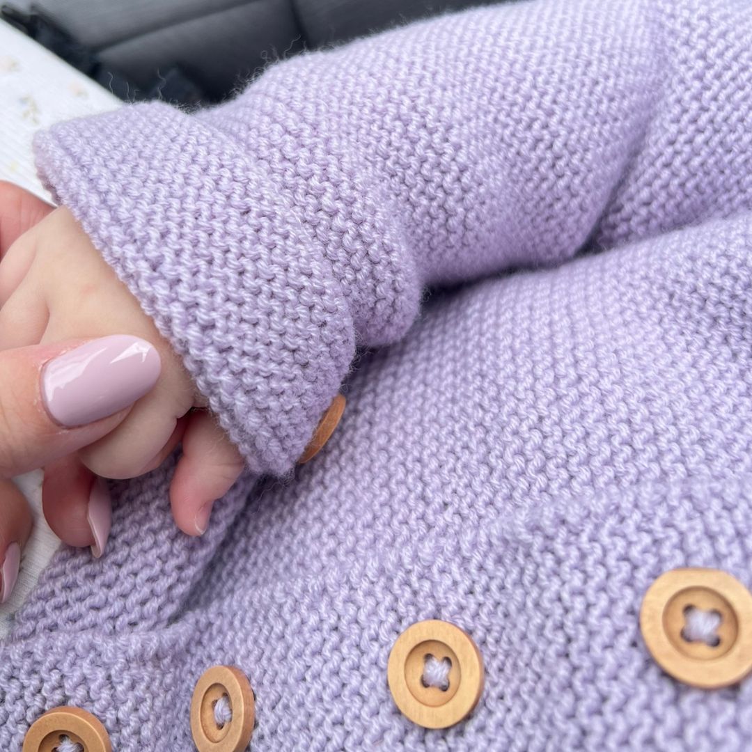 Strikke til baby og barn i riller. Lett å strikke til baby og barn. Strikk til barnehagebarn. Jakke og lue.
