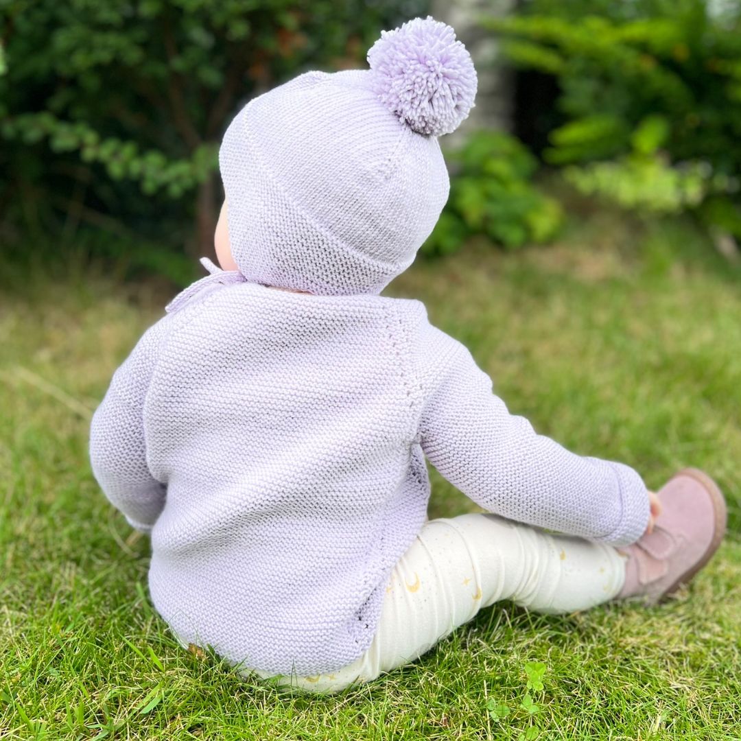 Strikk jakke og lue til barn. Lett å strikke. 100% merinoull. Strikkeoppskrift baby og barn.