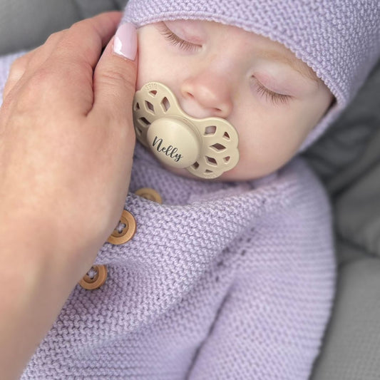 Strikkeoppskrift på jakke og lue til baby og barn. 0-3 år (lue) 0-6 år (jakke). Strikke sett til små barn.