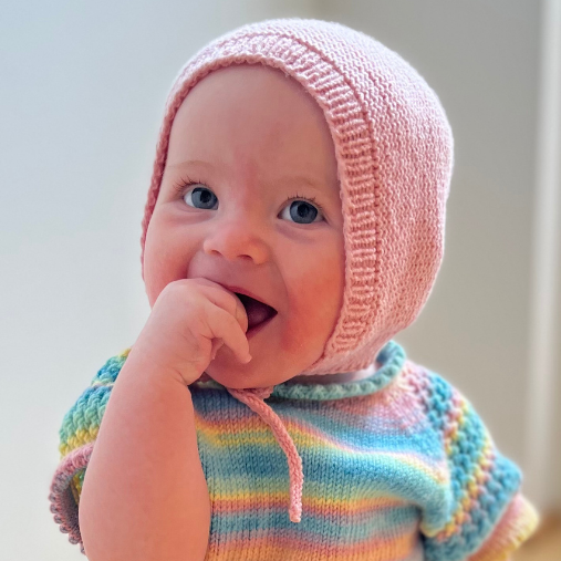 Strikke enkel babylue. Lett å strikke. Kyse i merinoull til baby. Strikkepakke med oppskrift og garn til babylue som strikkes i riller.