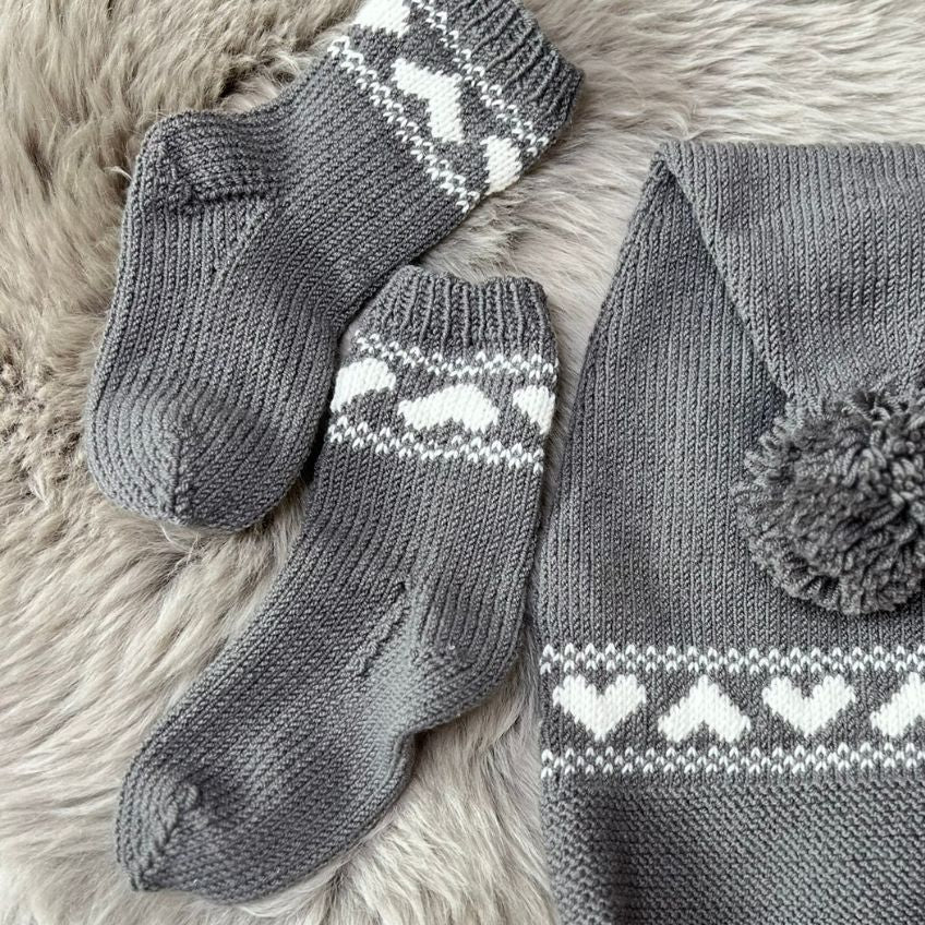 Oppskrift sokker med hjertemønster til baby og småbarn. Strikk sokker i merinoull. Nybegynnervennlig.