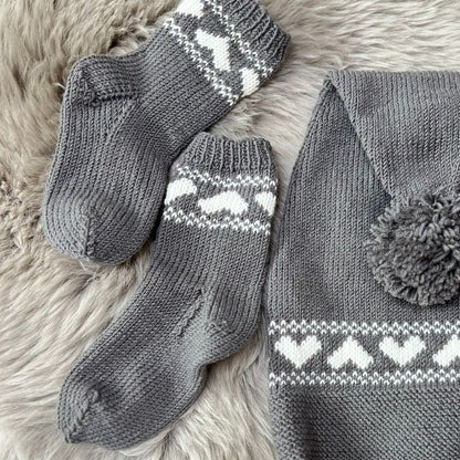 Oppskrift sokker med hjertemønster til baby og småbarn. Strikk sokker i merinoull. Nybegynnervennlig.