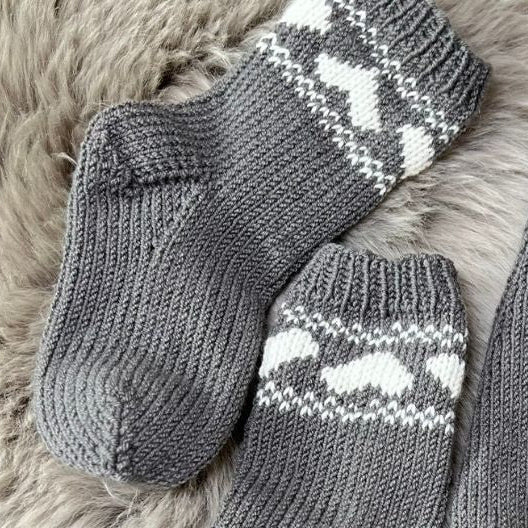 Strikke sokker i merinoull til baby og småbarn. Velg kun oppskrift eller pakke med garn.