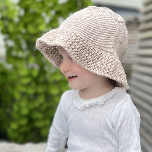 Strikket solhatt på barn sett fra siden – oppskrift uten garn sommerstrikk baby og barn